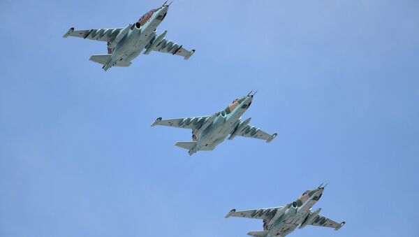 Aeronaves russas Su-25SM durante a Parada da Vitória em Moscou, 9 de maio de 2015 - Sputnik Brasil