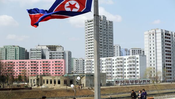 Bandeira da Coreia do Norte nas ruas de Pyongyang (foto do arquivo) - Sputnik Brasil