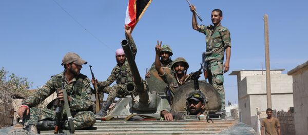 Soldados do Exército sírio na cidade de Atshan libertado dos terroristas com apoio de aviação russa, província de Homs, Síria, 13 de outubro de 2015 - Sputnik Brasil