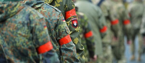 Homens vestindo uniforme militar com distintivos do Setor de Direita - Sputnik Brasil