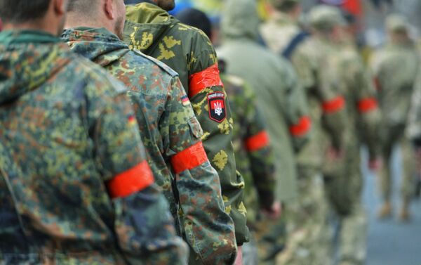 Homens vestindo uniforme militar com distintivos do Setor de Direita - Sputnik Brasil