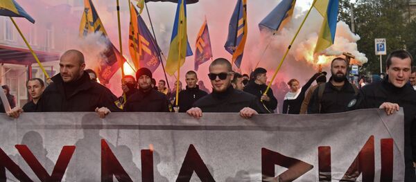 Militantes do partido Svoboda (Liberdade) e do grupo extremista Setor de Direita em Odessa - Sputnik Brasil