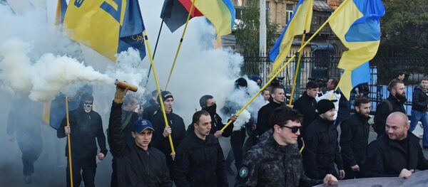 Militantes do partido Svoboda (Liberdade) e do grupo extremista Setor de Direita em Odessa, no Dia do Defensor da Ucrânia - Sputnik Brasil