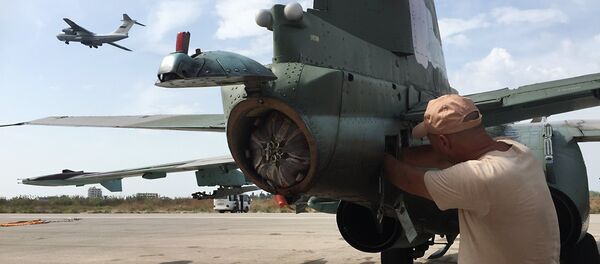 Piloto de Su-25 antes de voo. - Sputnik Brasil