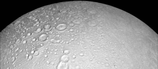 Superfície do polo norte de Encélado com um boneco de neve que acena com a mão, satélite de Saturno - Sputnik Brasil