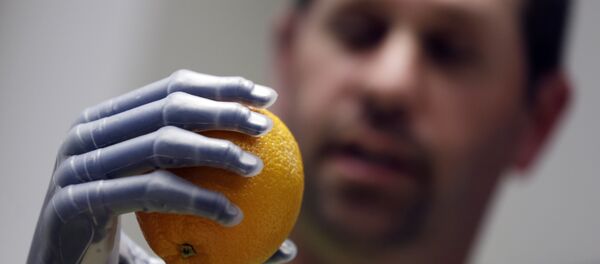 Prótese coberto de pele artificial que pode detectar pressão e lançar um sinal sensorial para o cérebro Prótese coberto de pele artificial que pode detectar pressão e lançar um sinal sensorial para o cérebro - Sputnik Brasil