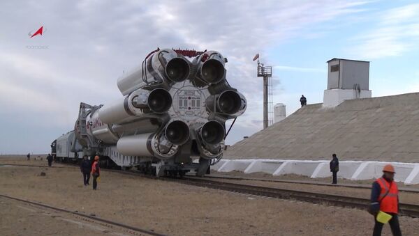 Contagem regressiva: míssil Proton-M chega para local de lançamento - Sputnik Brasil