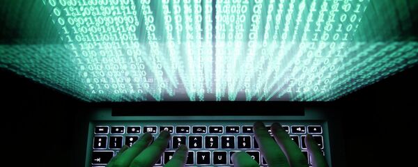 Um homem digita em um teclado de computador - Sputnik Brasil