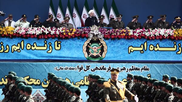 Soldados iranianos participando de parada militar do Dia do Exército em Teerã em frente do presidente Hassan Rohani, em 18 de abril 2015 - Sputnik Brasil