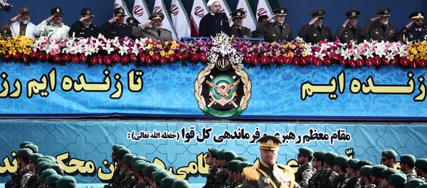 Soldados iranianos participando de parada militar do Dia do Exército em Teerã em frente do presidente Hassan Rohani, em 18 de abril 2015 - Sputnik Brasil
