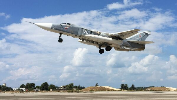 Bombardeiro Su-24 decola a partir de aeródromo de Khmeimim na Síria - Sputnik Brasil