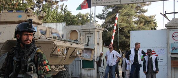 Militares afegãos e representantes da organização Médicos sem Fronteiras - Sputnik Brasil