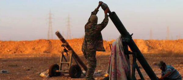 In this image posted on Thursday, Oct. 8, 2015, by the Rased News Network, a Facebook page affiliated with Islamic State, shows Islamic State militants preparing to fire a mortar to shell towards Syrian government forces positions at Tal Arn in Aleppo province, Syria - Sputnik Brasil
