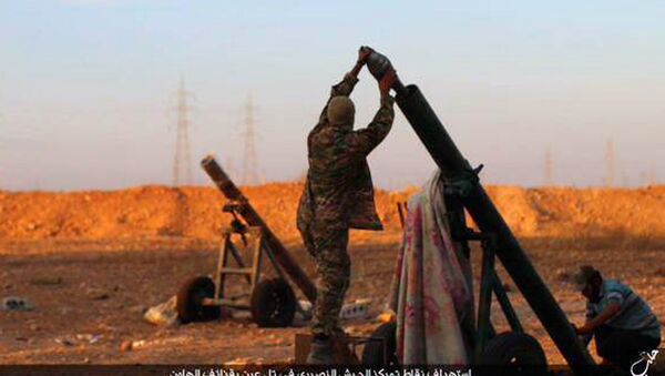 In this image posted on Thursday, Oct. 8, 2015, by the Rased News Network, a Facebook page affiliated with Islamic State, shows Islamic State militants preparing to fire a mortar to shell towards Syrian government forces positions at Tal Arn in Aleppo province, Syria - Sputnik Brasil