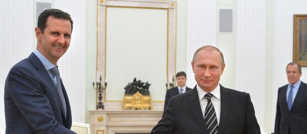 Presidente russo Vladimir Putin encontra-se com o líder da Síria Bashar Assad em 30 de outubro 2015, em Moscou - Sputnik Brasil