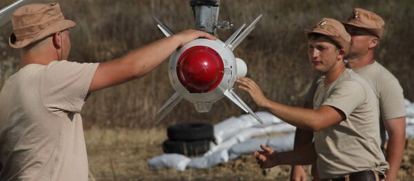 Militares russos na base aérea em Hmeymim, na Síria Militares russos na base aérea em Hmeymim, na Síria - Sputnik Brasil