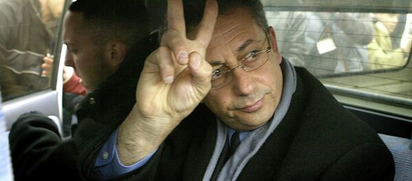 Palestinian presidential candidate Mustafa Barghouti, flashes the victory sign as he is taken into a car by Israeli police after being detained. File photo - Sputnik Brasil