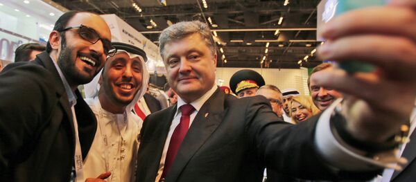 Ukrainian President Petro Poroshenko takes a selfie with an Emirati media representative at the International Defence Exhibition and Conference, IDEX, in Abu Dhabi, United Arab Emirates - Sputnik Brasil