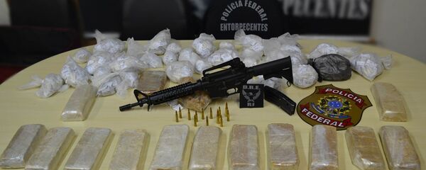 Drogas e fuzil apreendidos pela Polícia Federal em operação no Rio de Janeiro - Sputnik Brasil