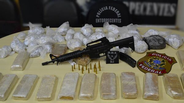 Drogas e fuzil apreendidos pela Polícia Federal em operação no Rio de Janeiro - Sputnik Brasil