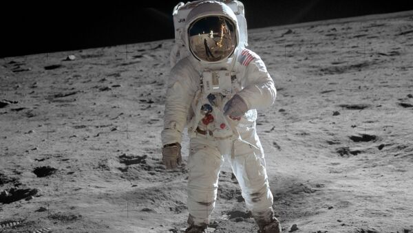 Astronauta norte-americano Buzz Aldrin na Lua - Sputnik Brasil