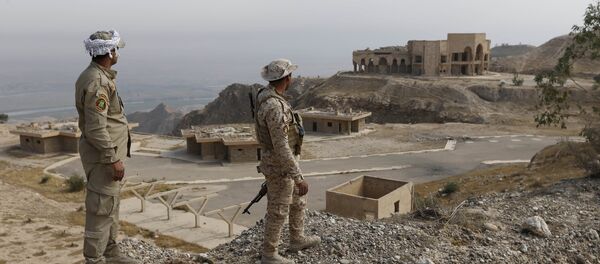 Shi'ite fighters look at former Iraqi president Saddam Hussein's palace at Makhoul mountains, north of Baiji, October 17, 2015 - Sputnik Brasil