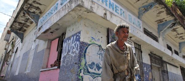 Homem sem casa porto-riquenho perto duma empresa fechada nos arerdores de São João, Porto Rico, 2 de agosto de 2015 - Sputnik Brasil