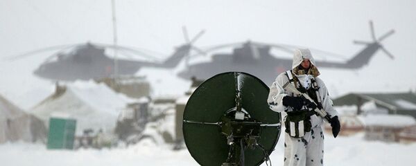 Soldado russo na ilha de Kotelny no Ártico russo - Sputnik Brasil