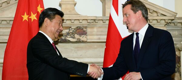 Xi Jinping e David Cameron se cumprimentam após anunciarem uma série de acordos entre a China e o Reino Unido. - Sputnik Brasil
