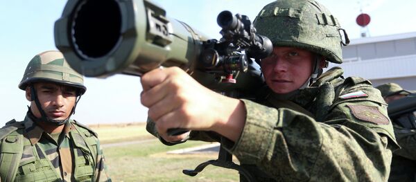 Soldados russos e indianos durante os exercícios conjuntos antiterroristas Indra-2014 - Sputnik Brasil