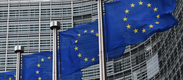 Bandeiras da União Europeia próximo ao edifício da Comissão Europeia, Bruxelas - Sputnik Brasil