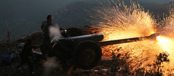 Nesta foto tirada em 10 de outubro, 2015, o exército sírio combate na província de Latakia (Síria) - Sputnik Brasil