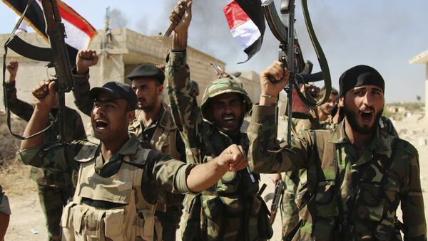 Syrian soldiers waving Syrian flags celebrate the capture of Achan, Hama province, Syria - Sputnik Brasil