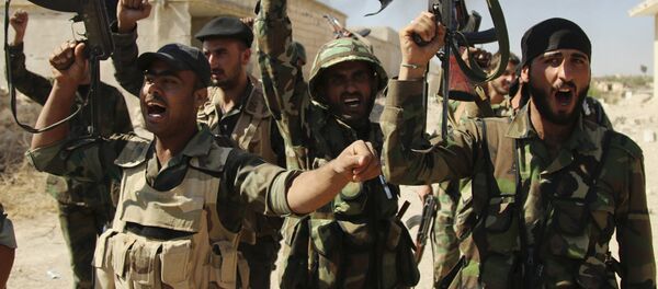 Syrian soldiers waving Syrian flags celebrate the capture of Achan, Hama province, Syria - Sputnik Brasil
