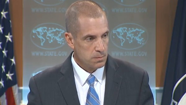 Associated Press reporter Matt Lee reminded State Department Deputy Spokesman Mark Toner of the department’s sharp and immediate condemnation of an Israeli shelling, which accidentally struck a school in Gaza last year. - Sputnik Brasil