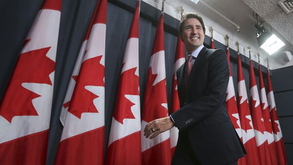 Canada's Liberal leader and Prime Minister-designate Justin Trudeau leaves at the conclusion of a news conference in Ottawa, Ontario, October 20, 2015 - Sputnik Brasil