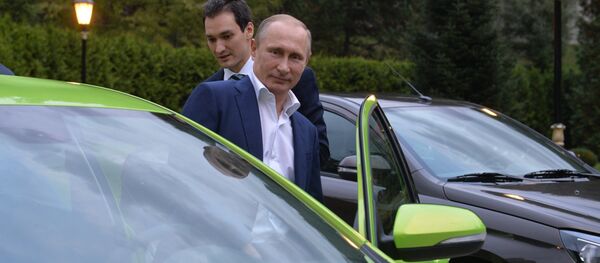 Vladimir Putin entra no Lada Vesta para um test drive. - Sputnik Brasil