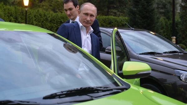 Vladimir Putin entra no Lada Vesta para um test drive. - Sputnik Brasil