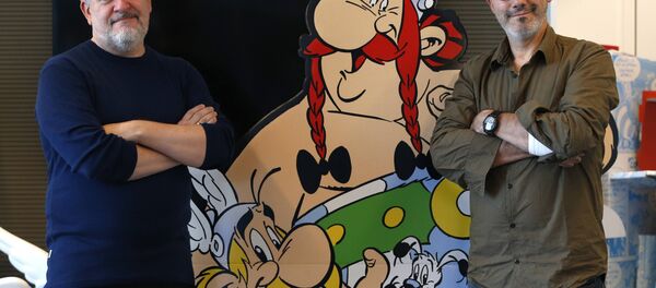 Os autores Jean-Yves Ferri (direita) and illustrator Didier Conrad (esquerda) posa ao lado do cartaz de Obelix and Asterix em Vanves, perto de Paris, França, Outubro 13, 2015 - Sputnik Brasil