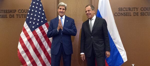 U.S. Secretary of State John Kerry poses with Russian Foreign Minister Sergey Lavrov at the United Nations headquarters in Manhattan, New York September 30, 2015. - Sputnik Brasil