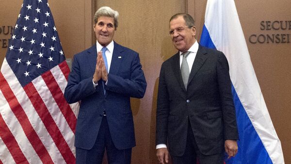U.S. Secretary of State John Kerry poses with Russian Foreign Minister Sergey Lavrov at the United Nations headquarters in Manhattan, New York September 30, 2015. - Sputnik Brasil