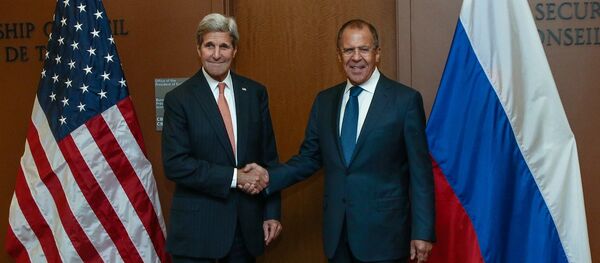 Secretário de Estado dos EUA, John Kerry e Ministro das Relações Exteriores da Rússia, Serguei Lavrov, em encontro realizado na sede da ONU em Manhattan. - Sputnik Brasil
