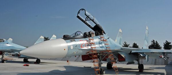 Avião russo na base aérea de Hmeymim, na Síria - Sputnik Brasil
