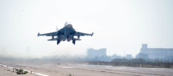 Su-34 russo está decolando na base aérea Khmeimim em província síria de Latakia - Sputnik Brasil