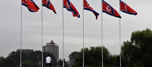 Bandeiras da Coreia do Norte em Pyongyang - Sputnik Brasil