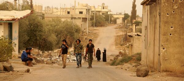 Combatentes do Exército Livre da Síria caminham armados na cidade de Deraa - Sputnik Brasil