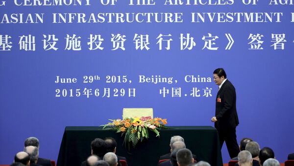 Ministro das Finanças chinês, Lou Jiwei, na cerimónia de conclusão do acordo sobre Banco Asiático de Investimento em Infraestrutura (AIIB), 29 de junho de 2015 - Sputnik Brasil