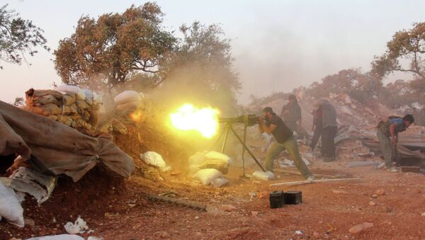 Combatente rebelde dispara artilharia nos arredores da província de Idlib, na Síria - Sputnik Brasil