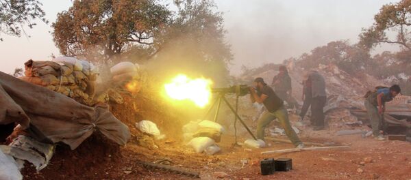 Combatente rebelde dispara artilharia nos arredores da província de Idlib, na Síria - Sputnik Brasil