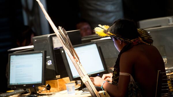 Indígenas brasileiros fazem cursos de informática na Oca Digital durante os Jogos Mundiais dos Povos Indígenas - Sputnik Brasil